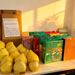 盛阳通科技中秋福利发放现场：沙田柚、月饼礼盒与节日礼品整齐摆放