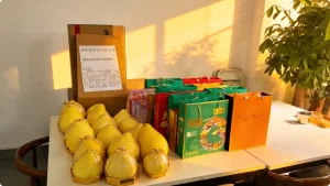 盛阳通科技中秋福利发放现场:沙田柚、月饼礼盒与节日礼品整齐摆放