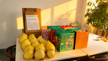 盛阳通科技中秋福利发放现场：沙田柚、月饼礼盒与节日礼品整齐摆放